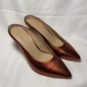 Pour la Victoire Metallic Orange Mule